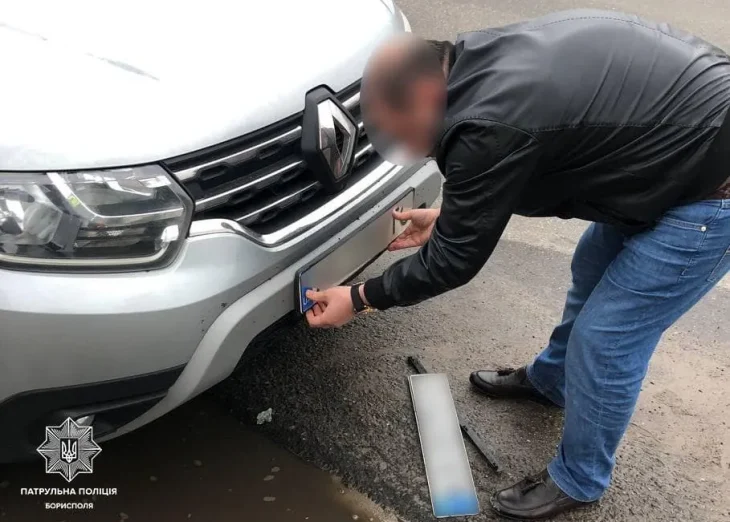 У Борисполі водій під дією наркотиків їхав під підробленими номерними знаками