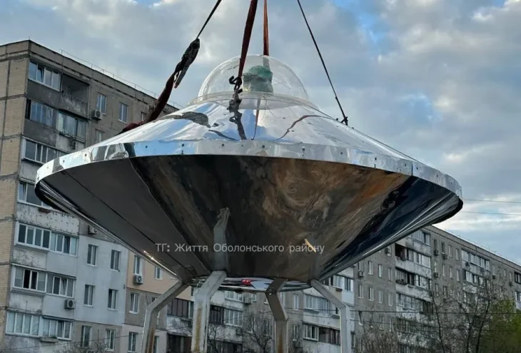 У Києві на набережній Оболоні помітили НЛО (ФОТО, ВІДЕО)