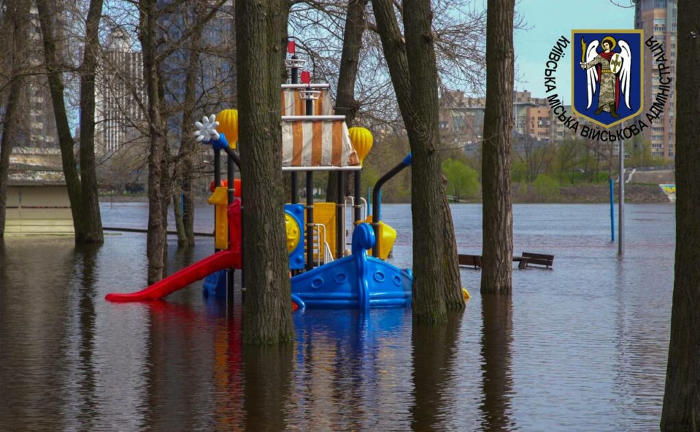 Паводок у Києві: рівень води у річці Дніпро різко пішов на спад