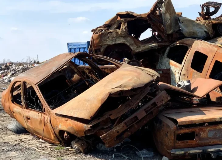 Під Києвом на сміттєзвалищі прибрали боєприпаси та понівечені автівки (ФОТО)