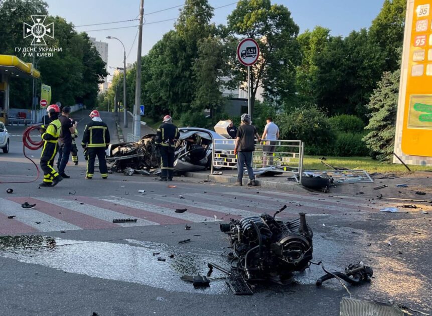 У Києві поблизу АЗС сталася масштабна ДТП (ФОТО)