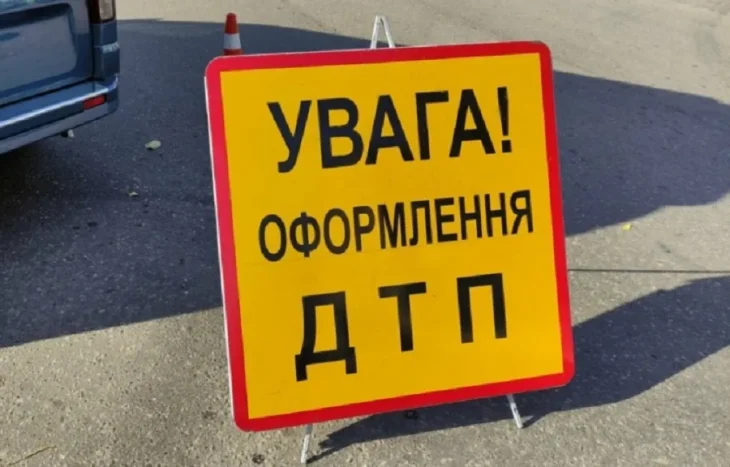 У Києві трамвай розчавив легковий автомобіль (ВІДЕО)