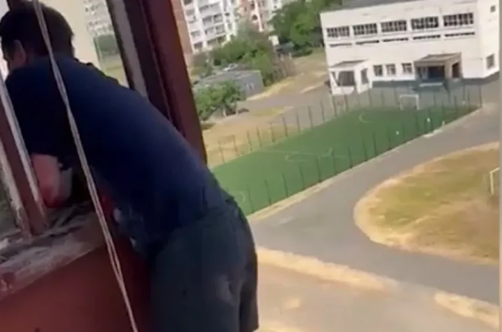 На Троєщині чоловік вистрибнув із десятого поверху (ВІДЕО)