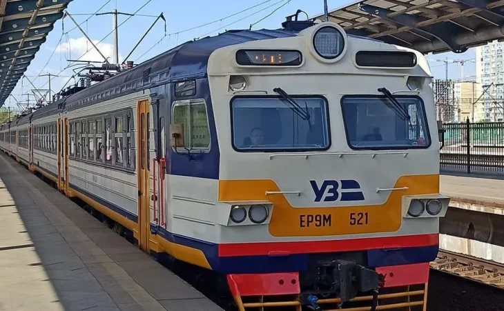 У Києві під колеса кільцевої електрички потрапив пішохід