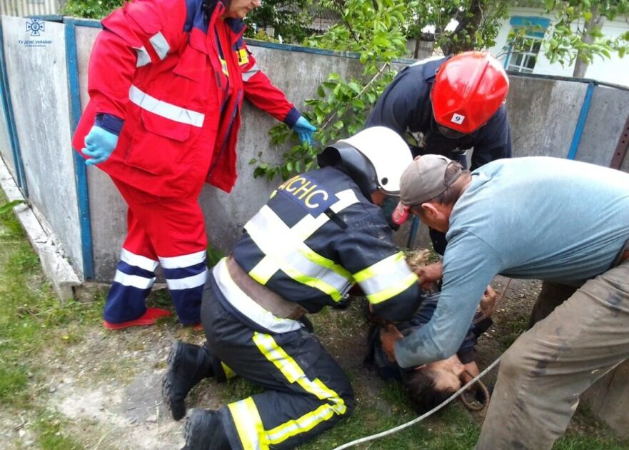 У Київській області з глибокого колодязя врятували чоловіка (ФОТО)