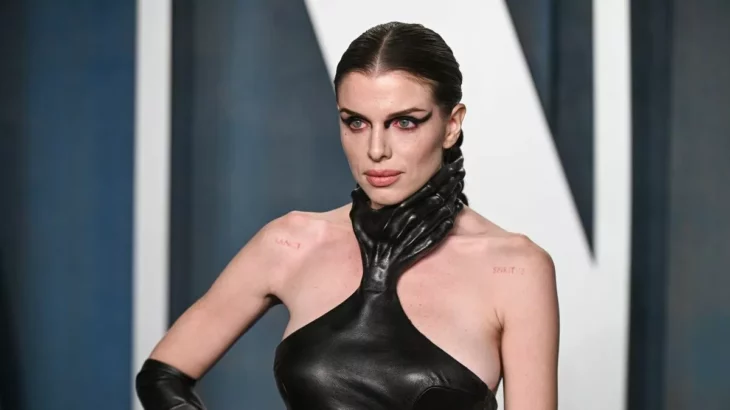 Ярмарок моди від Vogue: Фокс приголомшила в червоній латексній сукні (фото)