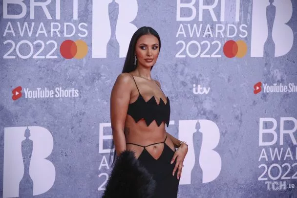 Ведуча шоу “Love Island” прийшла на вечерю у відвертій прозорій сукні (фото)