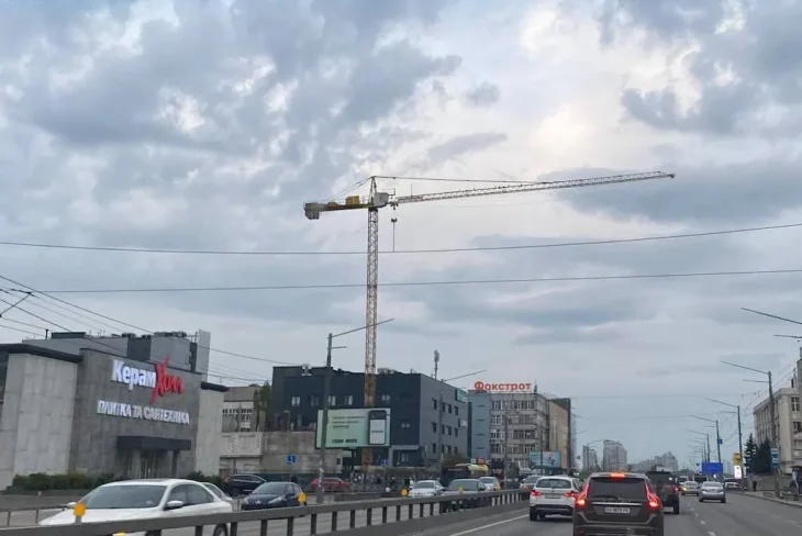 У Києві на Оболоні розпочали скандальну забудову: подробиці (Фото)