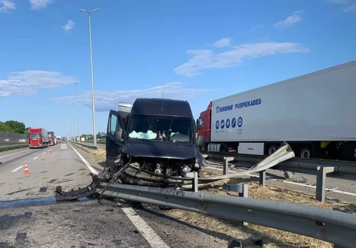 Під Києвом мікроавтобус потрапив в ДТП (ФОТО)
