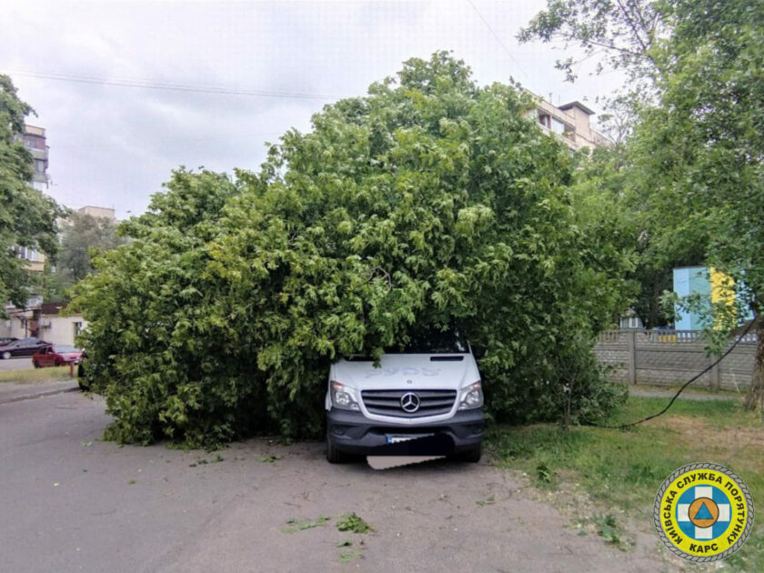 Рятувальники показали наслідки потужного буревія в Києві (ФОТО)