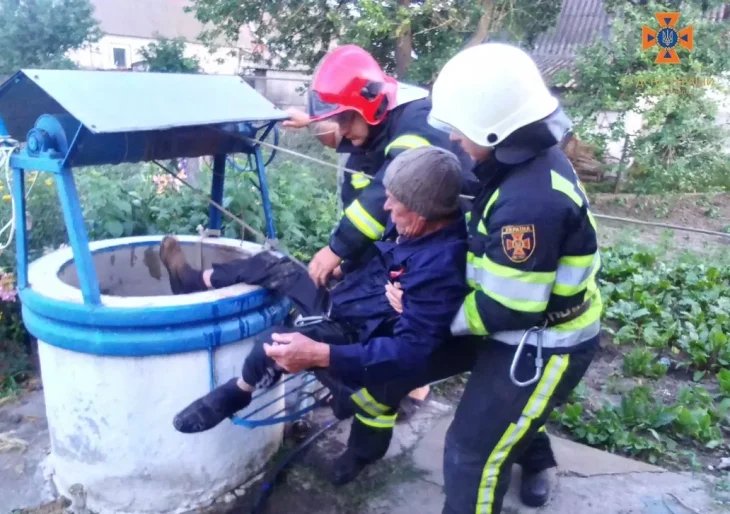 У Київській області врятували чоловіка, який впав у колодязь