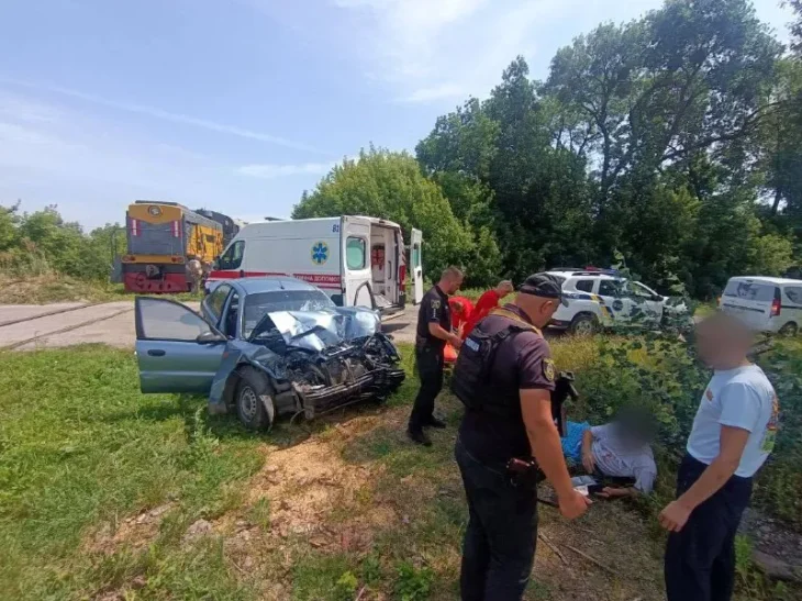 На Київщині легковик на великій швидкості врізався в поїзд (ФОТО)