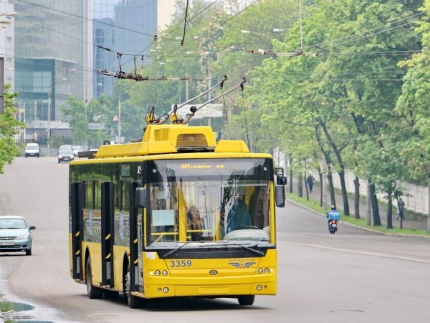 Автобуси та тролейбуси у Києві кардинально змінили маршрути