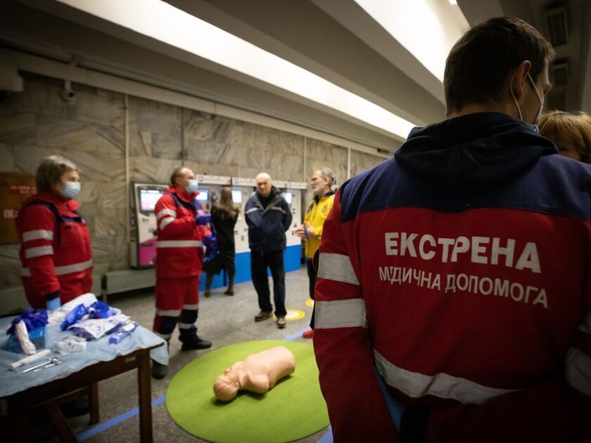 Завтра пасажири метро в Києві зможуть повчитися надання першої допомоги: де і о котрій годині