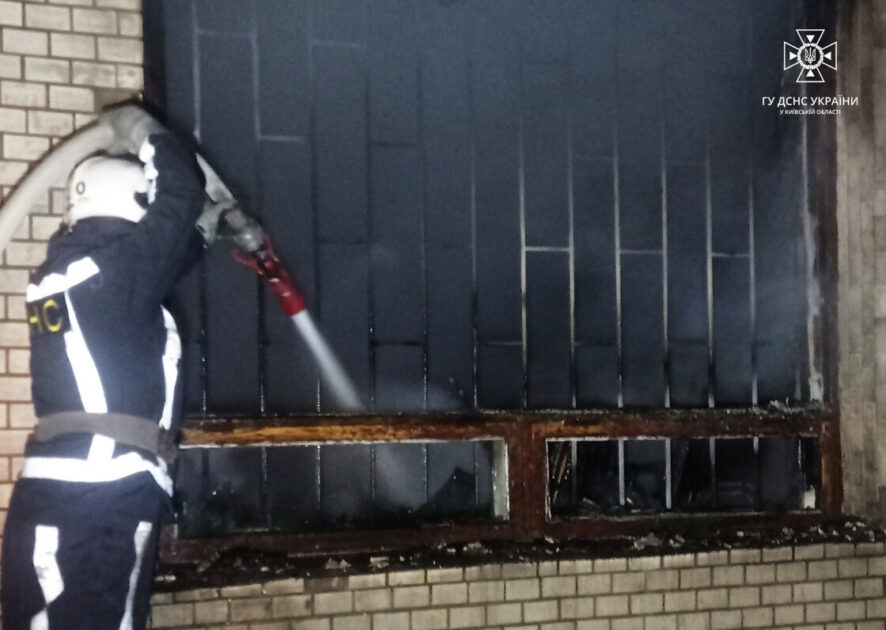 У Київській області вночі загорівся магазин: що відомо про пожежу