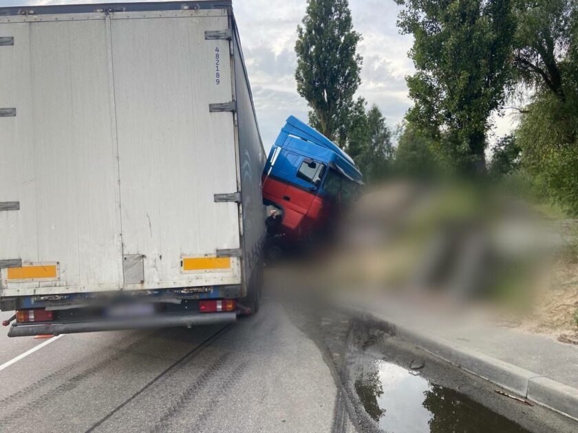 На Київщині вантажівка потрапила в ДТП на блокпосту (ФОТО)