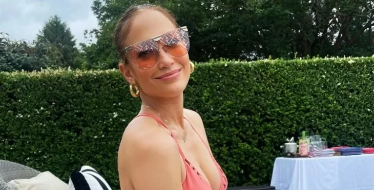 Дженіфер Лопес показала струнке тіло у незвичайному кораловому купальнику