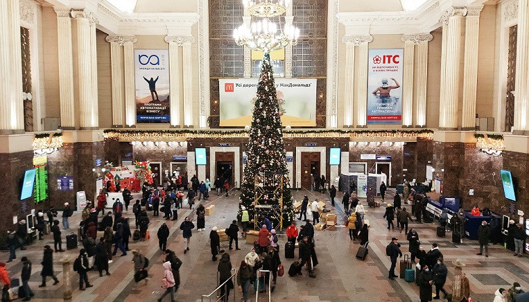 Співробітниця “Укрзалізниці” заробила 380 тис. грн на новорічній ялинці для залізничного вокзалу у Києві