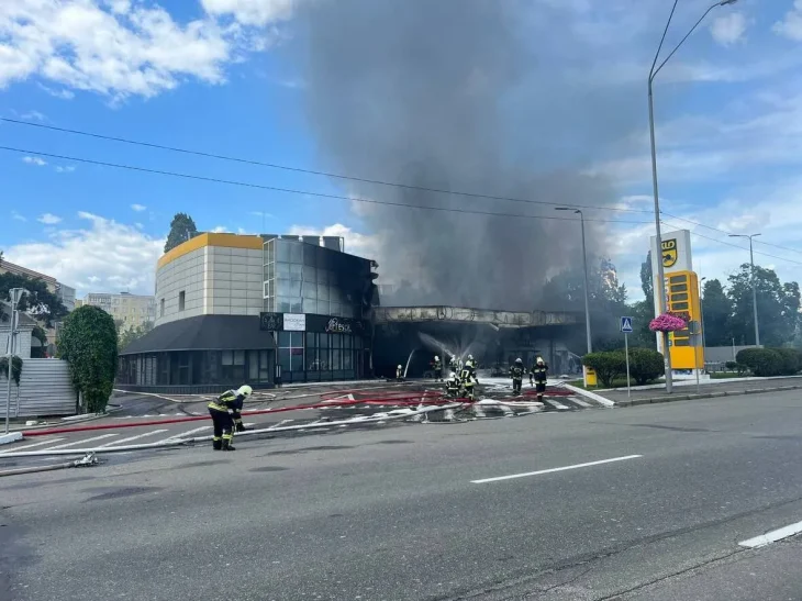 У Києві спалахнула масштабна пожежа на АЗС: будівля знищена, є постраждалі (ВІДЕО)
