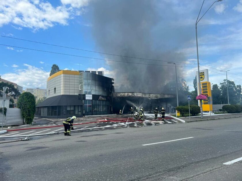 У Києві спалахнула масштабна пожежа на АЗС: будівля знищена, є постраждалі (ВІДЕО)