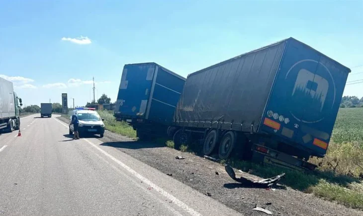 Під Києвом в ДТП потрапили вантажівка та позашляховик (ФОТО)