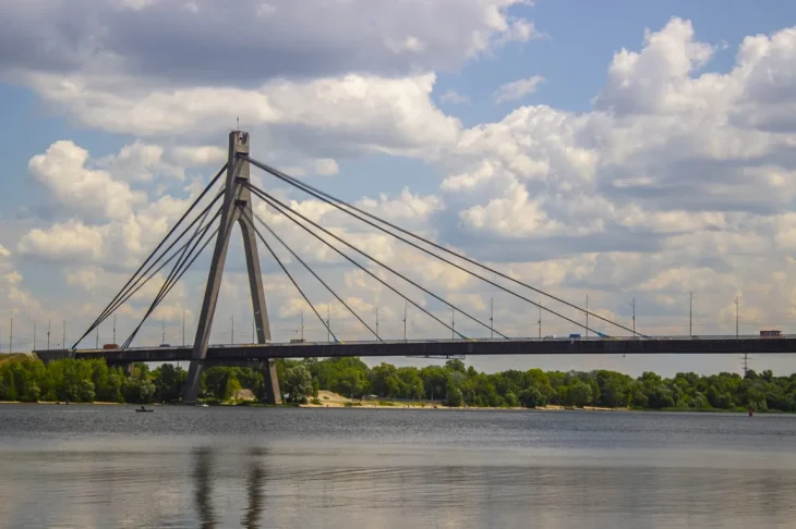 На одному з мостів Києва тимчасово обмежили рух транспорту: деталі