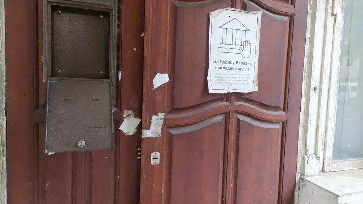 У Києві забудовник зірвав на історичній садибі пломбу та прапори України й США (ФОТО)