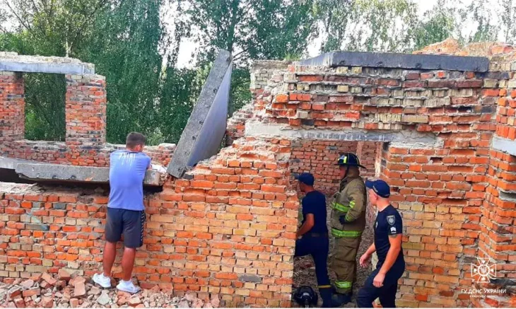 У Київській області з-під завалів недобудови визволили дитину (ФОТО)