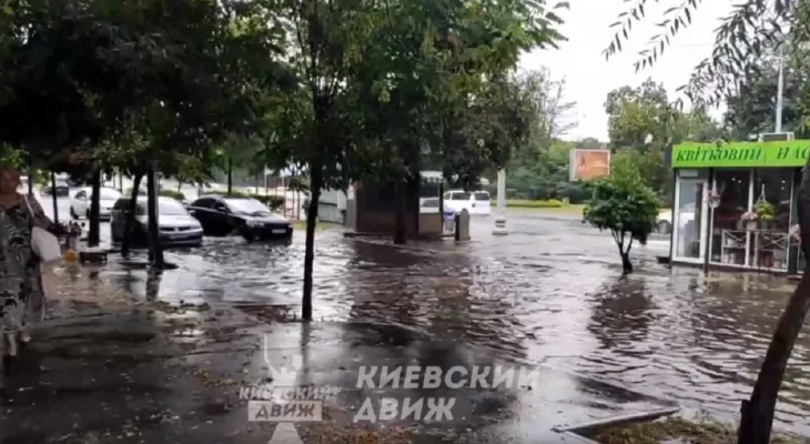 Через підтоплення у Києві затримується низка маршрутів транспорту (ВІДЕО)