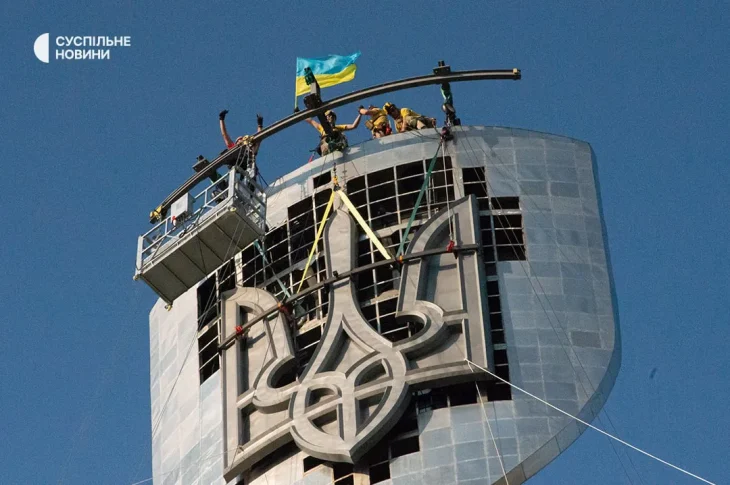 У Києві на монумент “Батьківщина-мати” встановили тризуб (ФОТО)