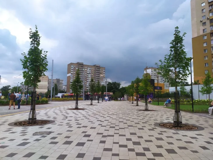 У Києві радикально змінився сквер біля однієї зі станцій метро (ФОТО)