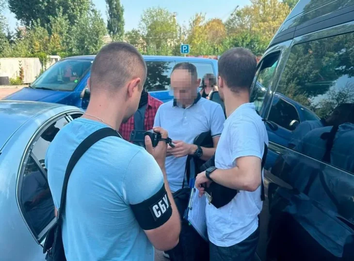 У Києві посадовця Укрзалізниці затримали під час одержання хабаря (ФОТО)