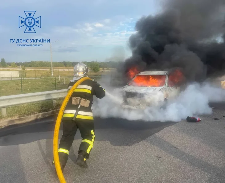 На Київщині посеред траси спалахнув автомобіль (ФОТО)