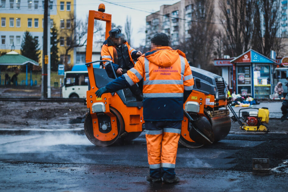 Під час ремонту дороги у Києві посадовець завдав пів мільйона гривень збитків