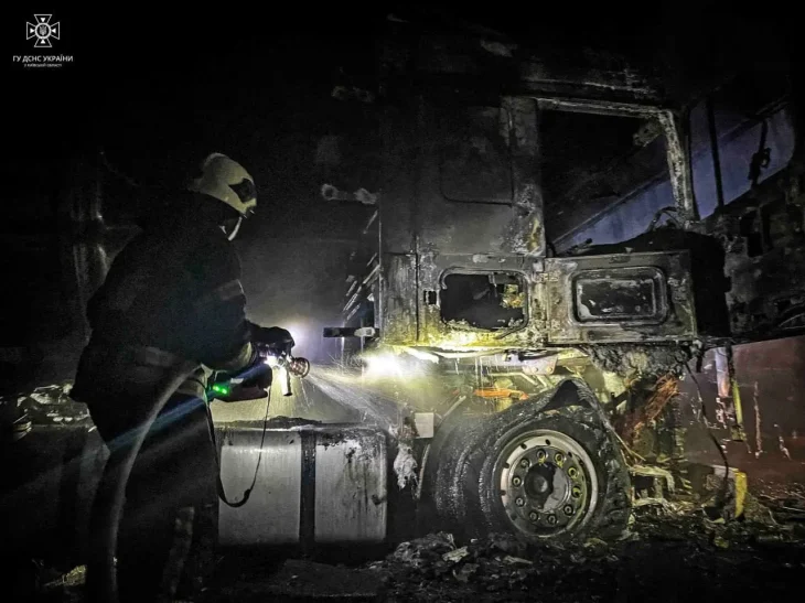 На Київщині вщент згоріли бензовоз та мікроавтобуси (ФОТО)