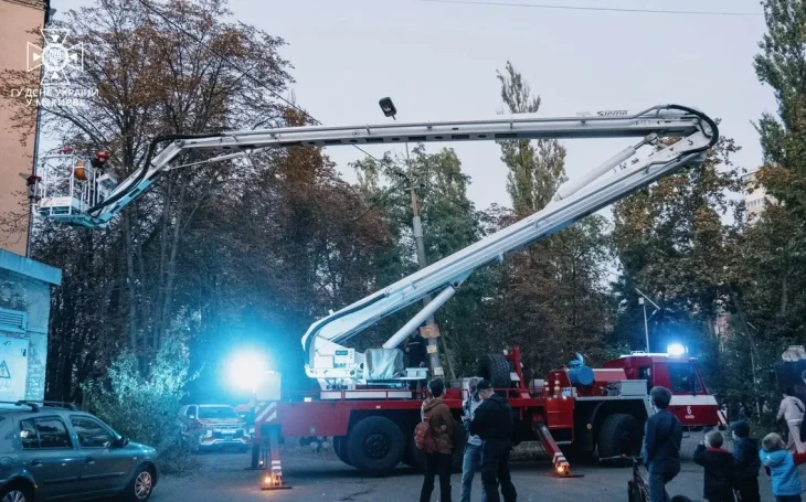 У Києві підлітки залізли на дах будинку та не могли спуститись (ФОТО)