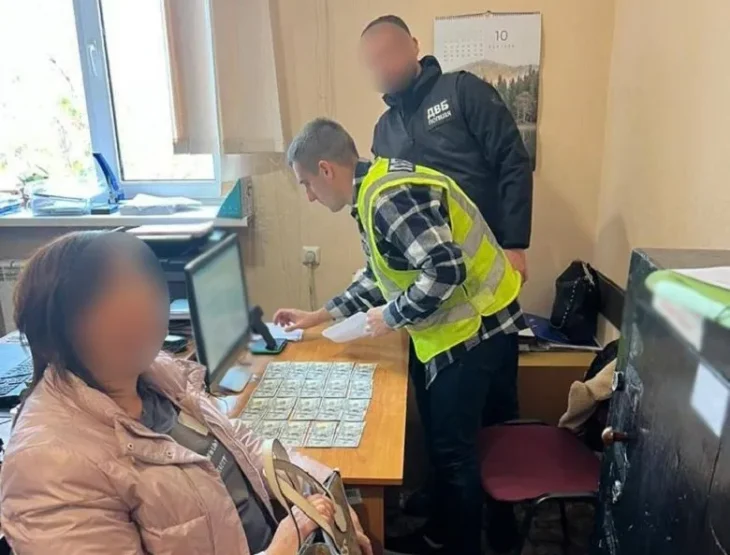 У Києві жінка дала хабаря слідчій, щоб вона закрила кримінальне провадження