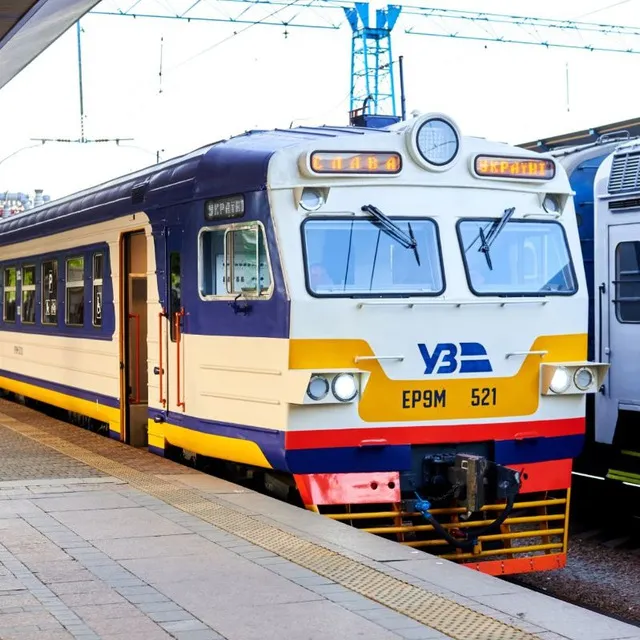У Києві електропоїзд зіткнувся з автівкою: подробиці