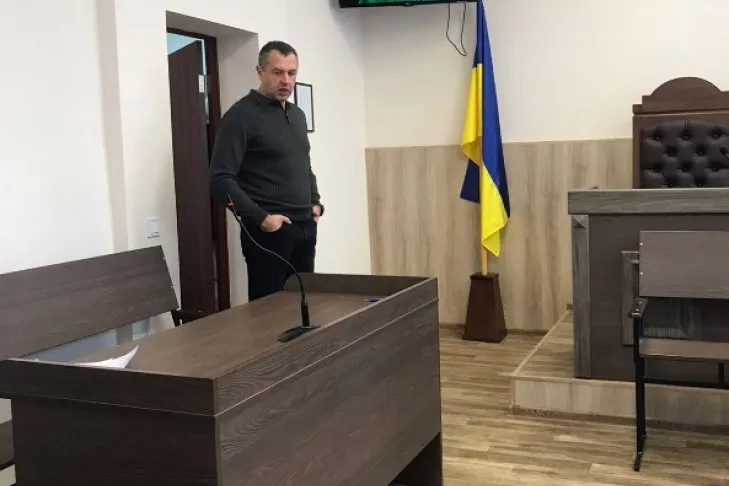 Сільський голова Гірської громади, що на Київщині, Роман Дмитрів вже вдруге на з’явився до суду у справі про відсторонення від посади через розтрату