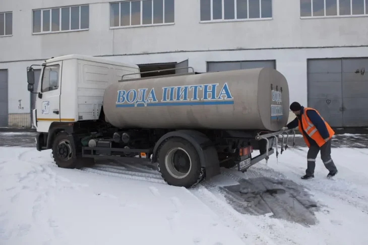 У Києві через відсутність води мешканцям направили автоцистерну