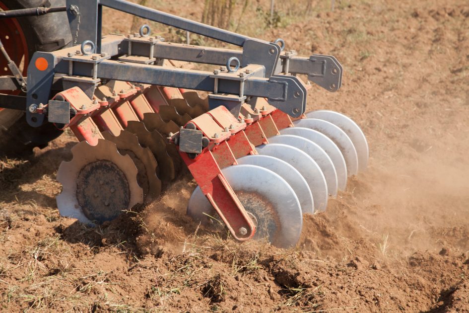 Дискова борона в сільському господарстві: технічні характеристики та ефективність обробки ґрунту