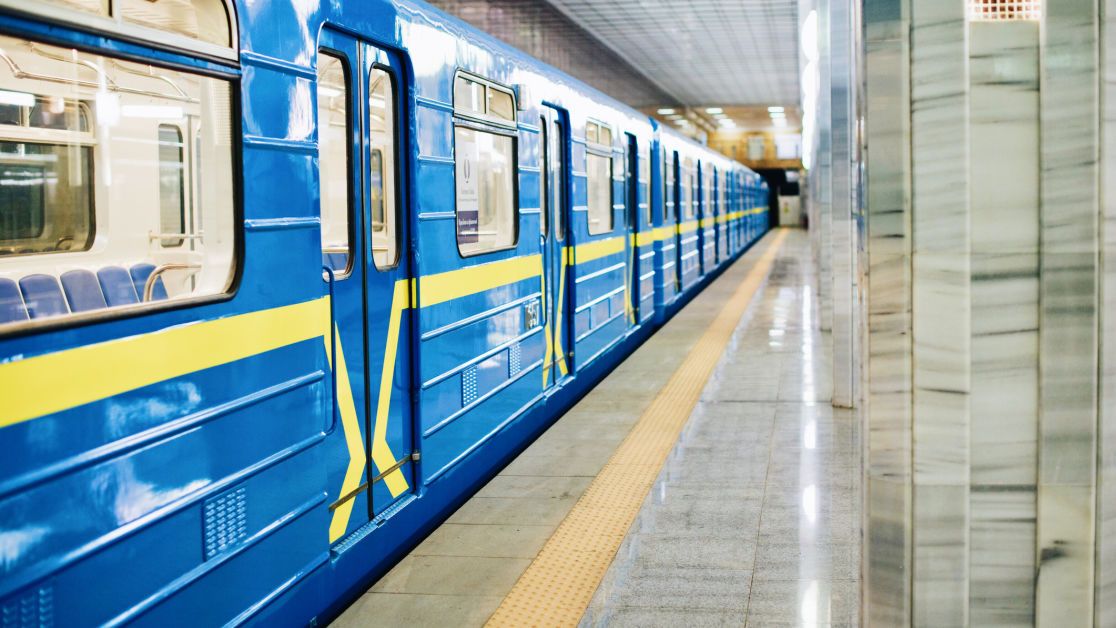 Кілька станцій метро у Києві закрили: що робити (СХЕМИ)