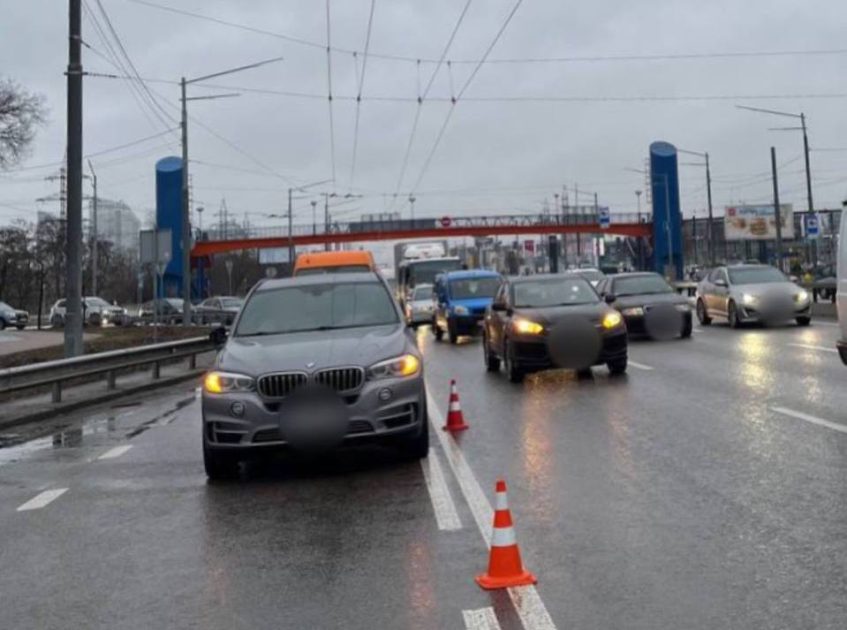 У Києві утворилися величезні затори: де заблоковано проїзд (Фото)