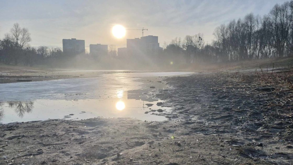 Катастрофічне обміління озера Синє в Києві: гроші на порятунок водойми “згоріли” (ФОТО)