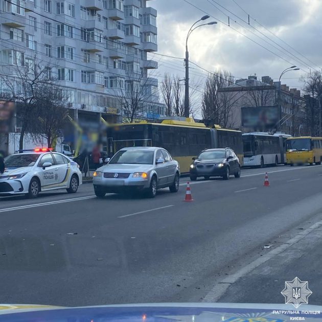 У Києві через ДТП ускладнений рух автівок