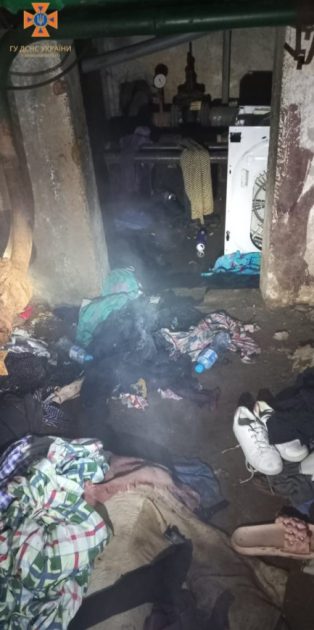 На Київщині у підвалі ледь не згоріла бездомна жінка