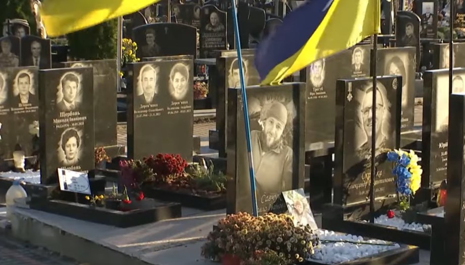 У Києві будуть підрізати пам’ятники і знімати прапори? Як поховання військових хочуть рівняти під “стандарти”
