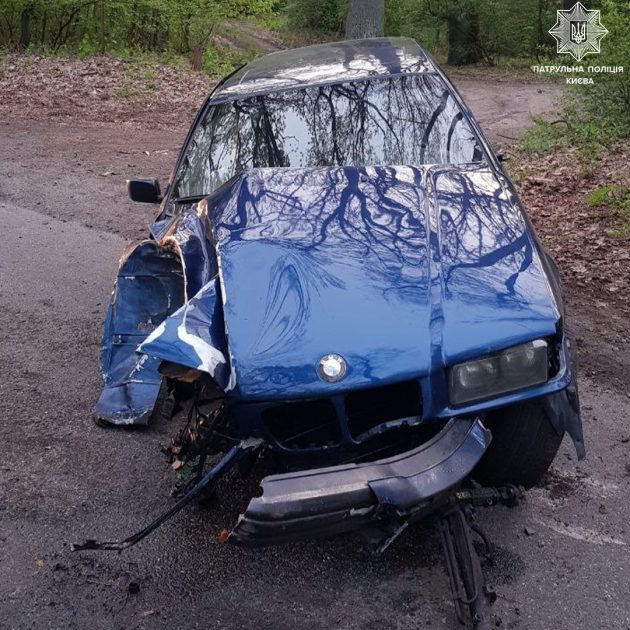 У Києві нетверезий водій BMW врізався у дуб та дивом залишився живим (ФОТО)
