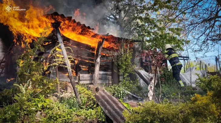 На Київщині під час гасіння на підлозі кімнати рятувальники виявили тіло чоловіка: що сталося