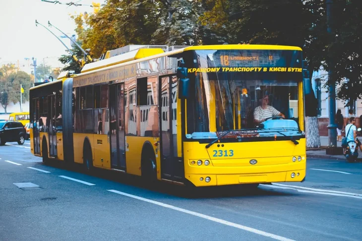 У Києві змінюється маршрути кількох автобусів та тролейбусів: як курсуватиме транспорт